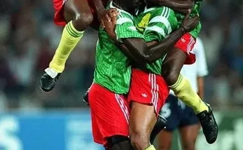 Billy Stickland/INPHO via Getty Images – Jogadores de Camarões comemorando gol na Copa de 1990
