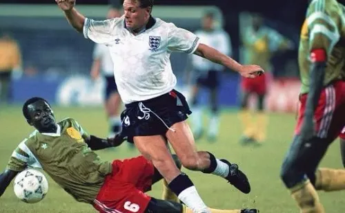 David Cannon/Getty Images – Disputa de bola entre jogadores de Camarões e Inglaterra na Copa de 1990