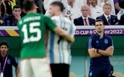 Rico Brouwer/Soccrates/Getty Images – Lionel Scaloni, técnico da seleção argentina observando seus jogadores
