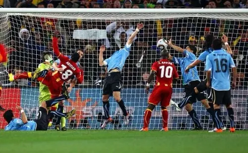 Michael Steele/Getty Images – Lance em que Suárez ‘defendeu’ gol de Gana na Copa do Mundo em 2010
