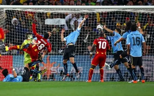 Photo by Michael Steele/Getty Images – A partida entre Gana e Uruguai em 2010 teve o polêmico pênalti cometido por Luis Suaréz