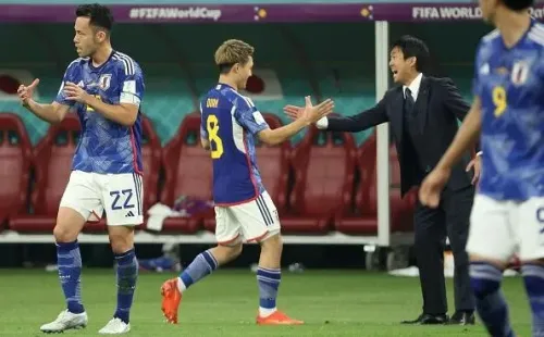 Jean Catuffe/Getty Images – Ritsu Doan comemorando gol com o treinadorHajime Moriyasu