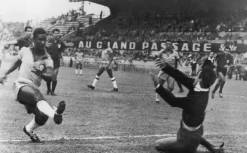 Photo by Keystone/Hulton Archive/Getty Images – Seleção Brasileira na disputa de um dos primeiros Mundiais