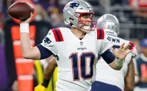 Mac Jones pode levar o Patriots aos playoffs pela segunda temporada seguida. Créditos: David Berding/Getty Images