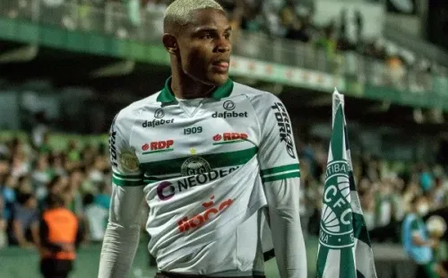 Nathan Mendes em ação com a camisa do Coritiba – Foto: Robson Mafra/AGIF