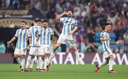 Julian Finney/Getty Images – Messi e seus companheiros comemorando gol
