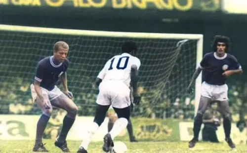 O Divino encara o Rei Pelé, duelo de gigantes – Foto:Crédito: Acervo Histórico S.E. Palmeiras/Divulgação
