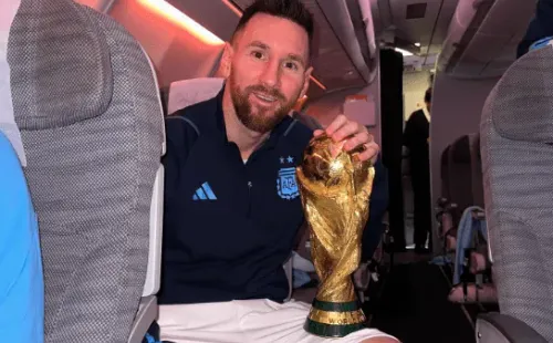 Messi no avião para a Argentina após o título. Reprodução/Instagram oficial de Lionel Messi