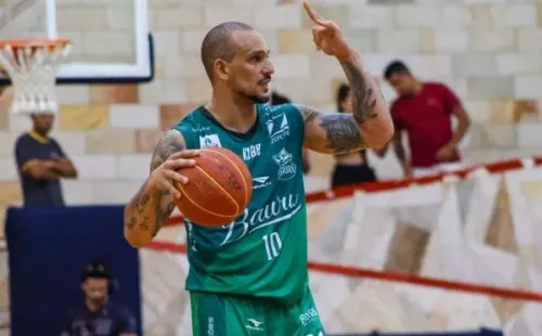 O veterano Alex é um dos líderes do Bauru.     Reprodução/Twitter oficial de Bauru Basket