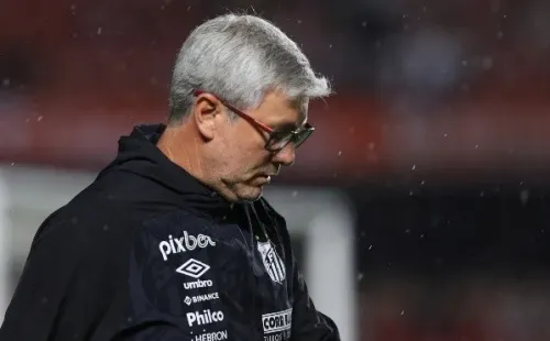 Foto: (Marcello Zambrana/AGIF) – Odair Hellmann ainda busca engrenar no comando do Santos