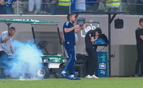 Foto: Premiere/ Bomba jogada em direção a Pezzolano. 
