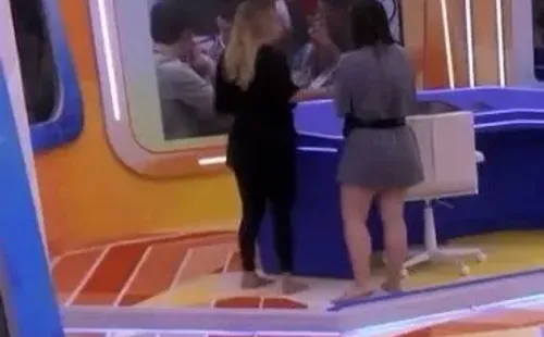 Momento em que Bruna e Amanda descobrem a repescagem – Foto: Globo