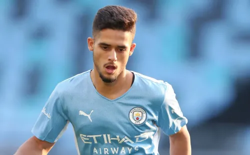 Yan Couto com a camisa do Manchester City – Foto: Getty Images