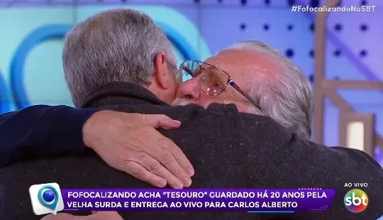 Carlos Alberto de Nóbrega chora ao reencontrar filho de Roni Rios – Foto: SBT