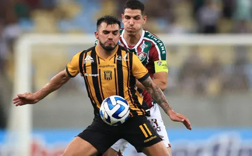 RIO DE JANEIRO, BRAZIL – APRIL 18: Enrique Luis Triverio of The Strongest fights for the ball with Nino of Fluminense during the match between Fluminense and The Strongest as part of Copa CONMEBOL Libertadores 2023 at Maracana Stadium on April 18, 2023 in Rio de Janeiro, Brazil. (Photo by Buda Mendes/Getty Images)