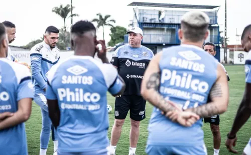 Marcelo Fernandes conversa com o elenco do Santos antes do início do treinamento em Brasília — Foto: Raul Baretta/ Santos FC