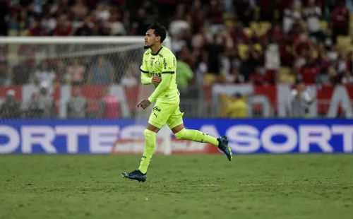 Gustavo Gómez, do Palmeiras, sai de campo após levar cartão vermelho — Foto: Thiago Ribeiro/AGIF