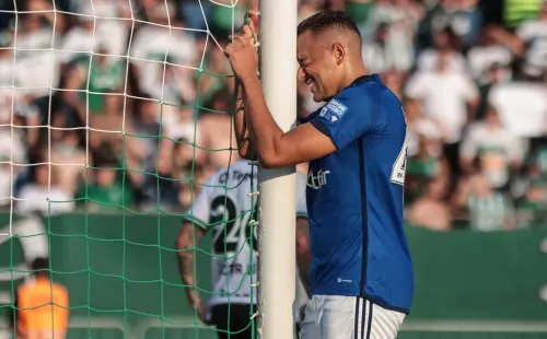 Rafael Elias, atacante do Cruzeiro lamenta em lance contra o Coritiba — Foto: Robson Mafra/AGIF