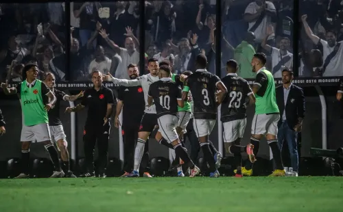 Payet comemora o seu gol marcado, com os companheiros de equipe, na vitória contra o América-MG pelo Campeonato Brasileiro – Foto: Twitter Oficial/ Dimitri Payet