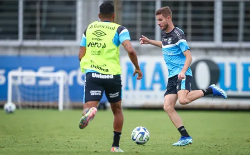 Meia-atacante Gustavinho não joga há mais de 100 dias pelo Grêmio — Foto: Lucas Uebel/Grêmio