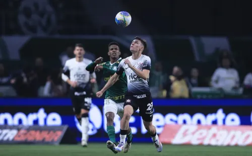 Estêvão jogador do Palmeiras disputa lance com Breno Bidon jogador do Corinthians durante partida no Allianz Parque pelo Campeonato Brasileiro A 2024. Foto: Ettore Chiereguini/AGIF