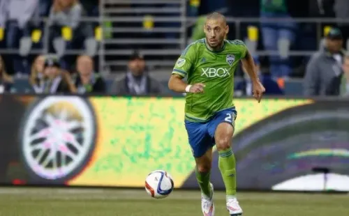  Clint Dempsey #2 of the Seattle Sounders FC dribbles against the New England Revolution at CenturyLink Field on March 8, 2015 in Seattle, Washington. (Photo by Otto Greule Jr/Getty Images)