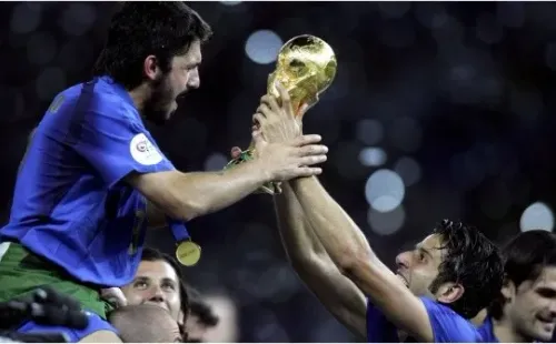 Gennaro Gattuso (L) and Fabio Grosso (R) of Italy celebrate with the world cup trophy (Ben Radford/Getty Images)