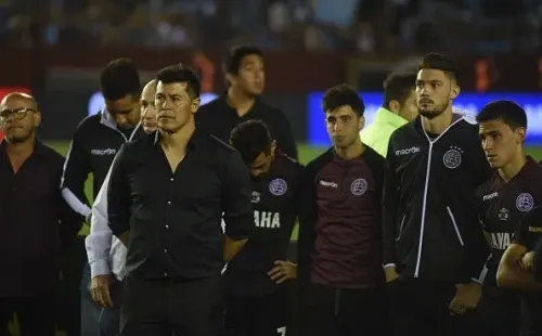 Jorge Almirón y los jugadores de Lanús tras perder la final de la Libertadores.