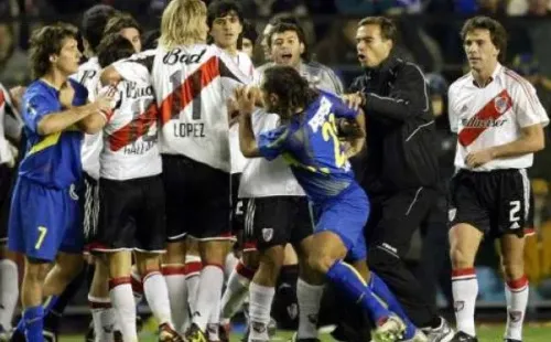 UNA DE LAS TANTAS. Barijho corre para rodear a los jugadores de River en el tumulto de la discusión.