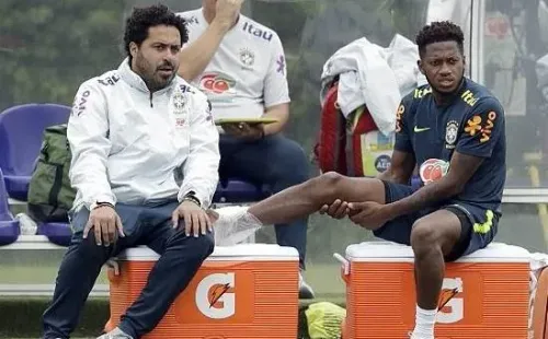 Fred, sentido, observa a sus compañeros