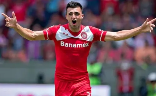 Enrique Triveriocelebrando con la playera del Toluca.