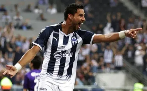 Jorge Beníez celebrando con la playera del Monterrey.