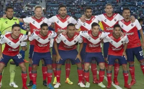 TIBURONES ROJOS:Sin cambiar muchos nombres respecto de la pasada temporada, el equipodirigido porGuillermo Vázquezrecurrió a la experiencia de hombres como Hibert Ruíz, Rodrigo Noya y Luis Miguel Noriegapara buscar dar el saltode calidad.