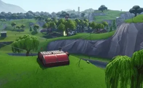 En una elevación al cruzar el rio que costea Templo Tomate