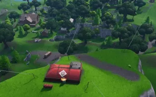 En una elevación justo al este del bosque