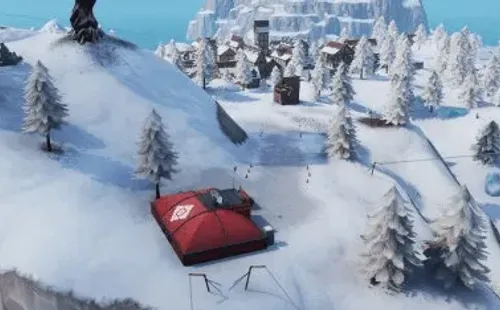 La única estructura roja en el sector nevado, bastante reconocible