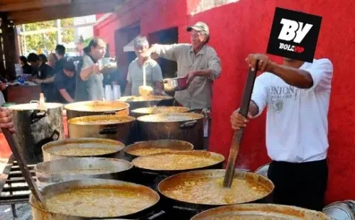Los pibes de Bola preparando el locrito.