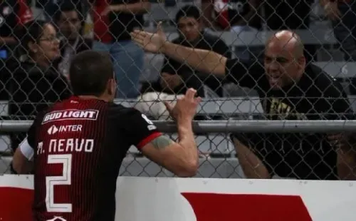 Nervo intenta convencer a los hinchas para que no griten canciones discriminatorias.