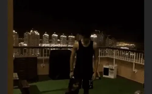 Héctor Moreno disfrutando de sus entrenamientos con su hija.