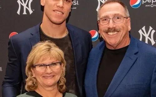 Judge junto a sus padres