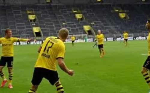 Festejo a un metro de distancia por parte del Borussia Dortmund.