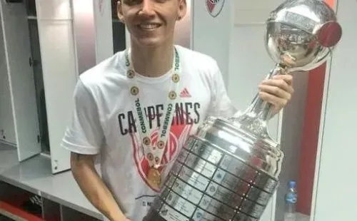 Kranevitter posa con la Copa Libertadores, tras vencer a Tigres en la final de 2015.