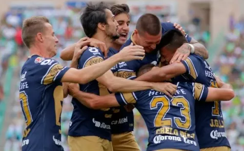 Todos abrazan al Chelo Díaz en su gol a Santos por el Clausura 2017.