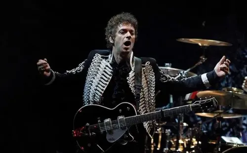 Cerati, atónito con sus aficionados regiomontano durante su show en 2009.
