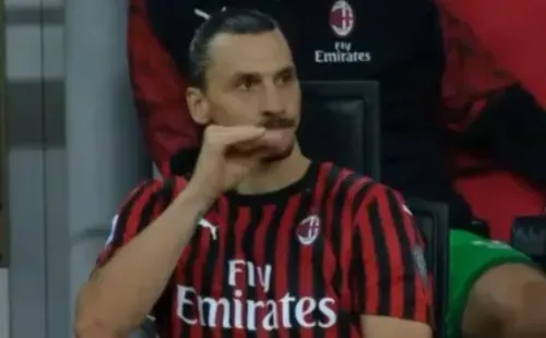 El gesto de Zlatan desde el banco.