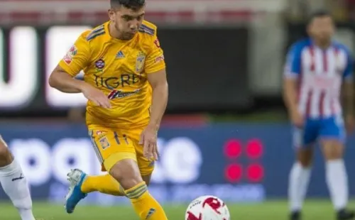 Leo Fernández traslada el balón (Jam Media)