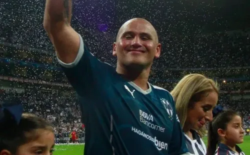 Suazo es ídolo total en Monterrey (Jam Media).