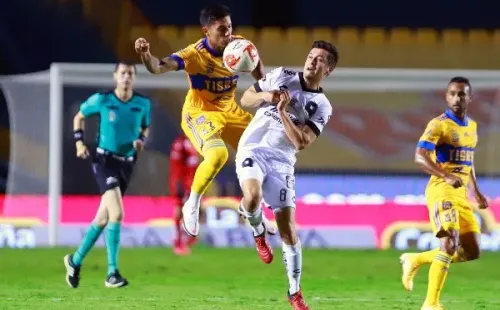 Carlos Salcedo le aporta fiereza a la defensa (Jam Media).