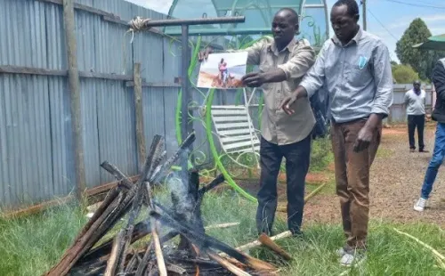 La familia de Tirop “limpiando” su casa en Iten.