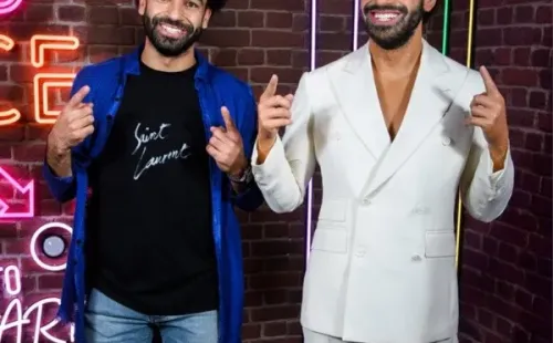 Mohamed Salah a la izquierda y su estatua, a la derecha. (@MadameTussauds)